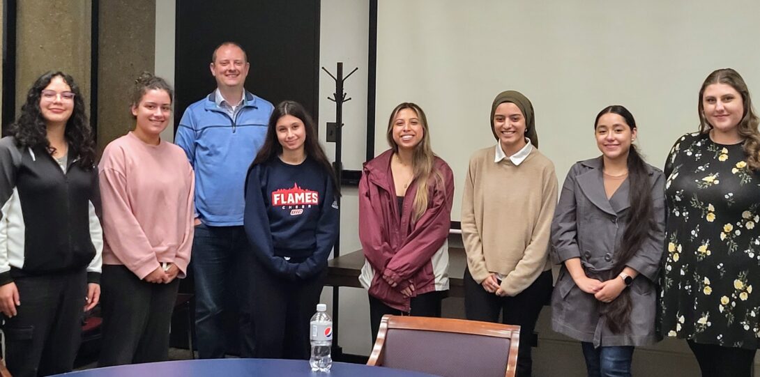 Attorney David Johnson visits with UIC pre-law students